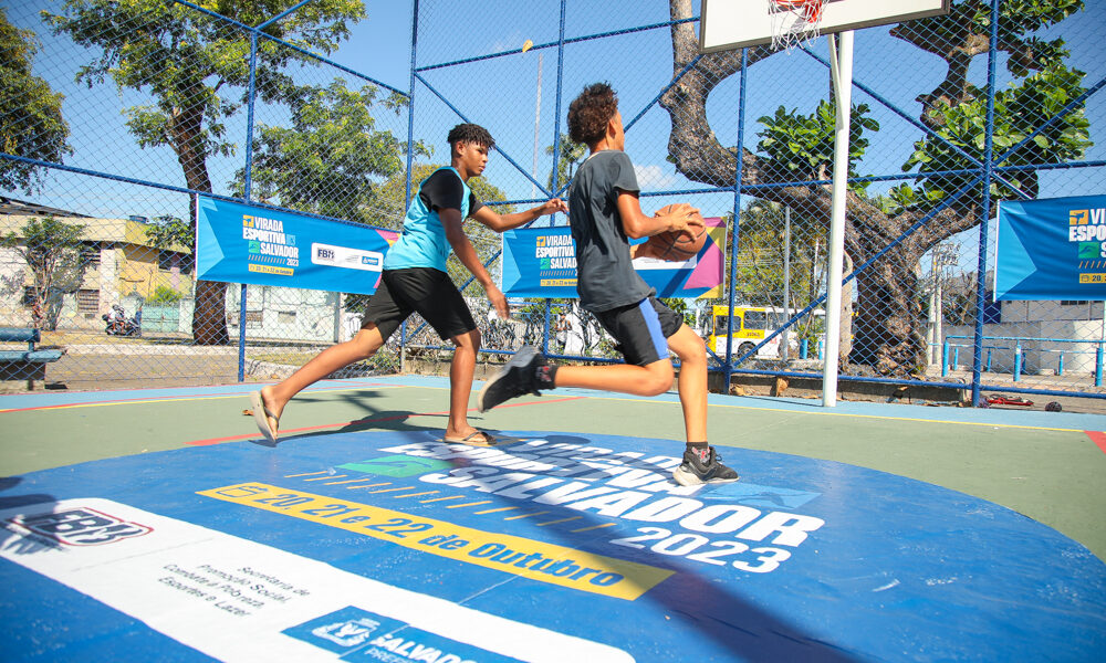 Jovens e adolescentes jogam basquete em primeiro dia de Virada Esportiva na Cidade Baixa