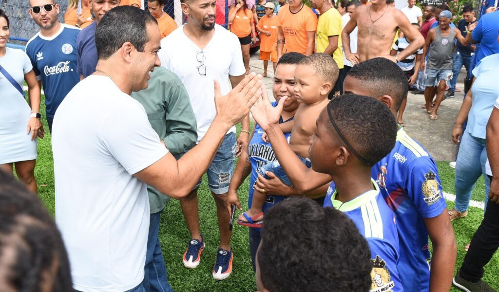 Prefeitura entrega novo Campo do Areal com grama sintética e estimula prática esportiva na Ribeira