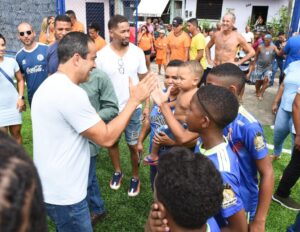 Prefeitura entrega novo Campo do Areal com grama sintética e estimula prática esportiva na Ribeira