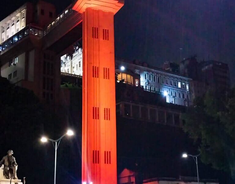 Maio Laranja motiva iluminação especial em monumento na Cidade Baixa