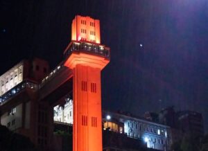Maio Laranja motiva iluminação especial em monumento na Cidade Baixa