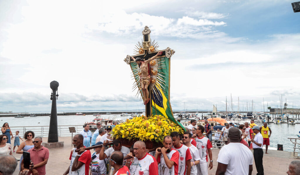 Procissão marítima leva imagem do Senhor do Bonfim à Conceição da Praia
