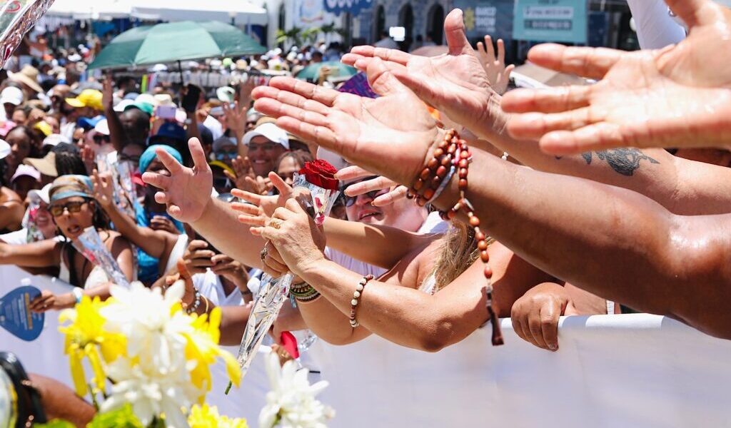 Soteropolitanos e turistas se emocionam com chegada da Imagem do Senhor do Bonfim à Colina Sagrada