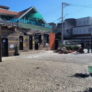 Sedur remove estruturas irregulares instaladas em área pública no bairro de Boa Viagem