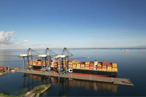 Chega na Cidade Baixa navio com 800 toneladas de equipamentos a serem usado na Ponte Salvador-Itaparica