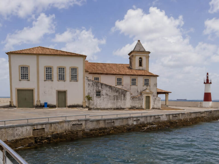 Ponta de Humaitá - Farol e Igreja de Monte Serrat