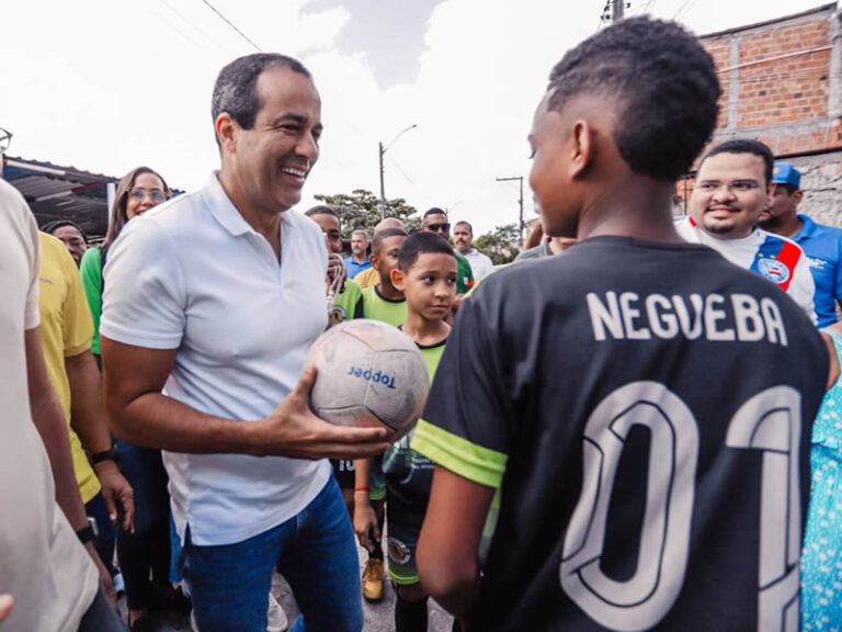 Novo campo de grama sintética é entregue na Baixa do Petróleo no dia da estreia do Brasil