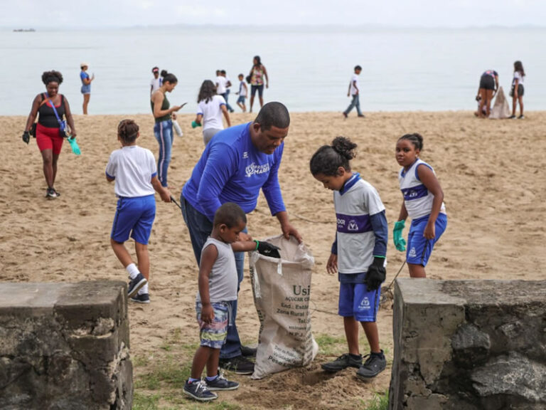 Dia da Cultura Oceânica reúne estudantes em atividade de conscientização na Ribeira